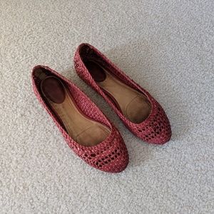 Red basket-weavd Frye flats, size 7